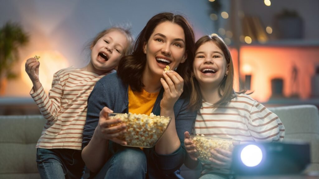Bästa IPTV Sverige – familj som tittar på film med popcorn