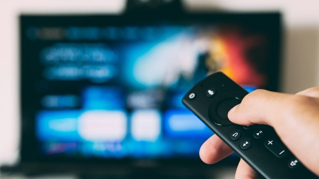 Nordic IPTV King – fjärrkontroll framför tv